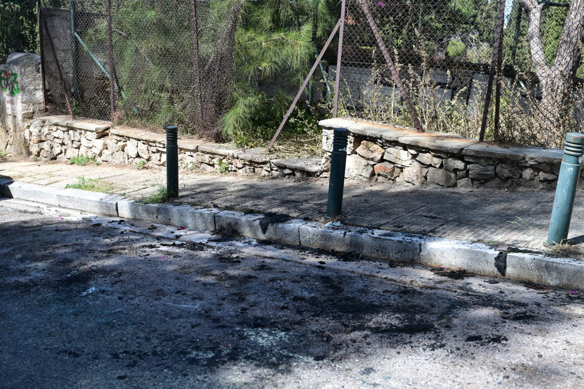 Απανθρακωμένος άνδρας σε αυτοκίνητο στο Μετς: Απομακρύνεται το ενδεχόμενο εγκληματικής ενέργειας