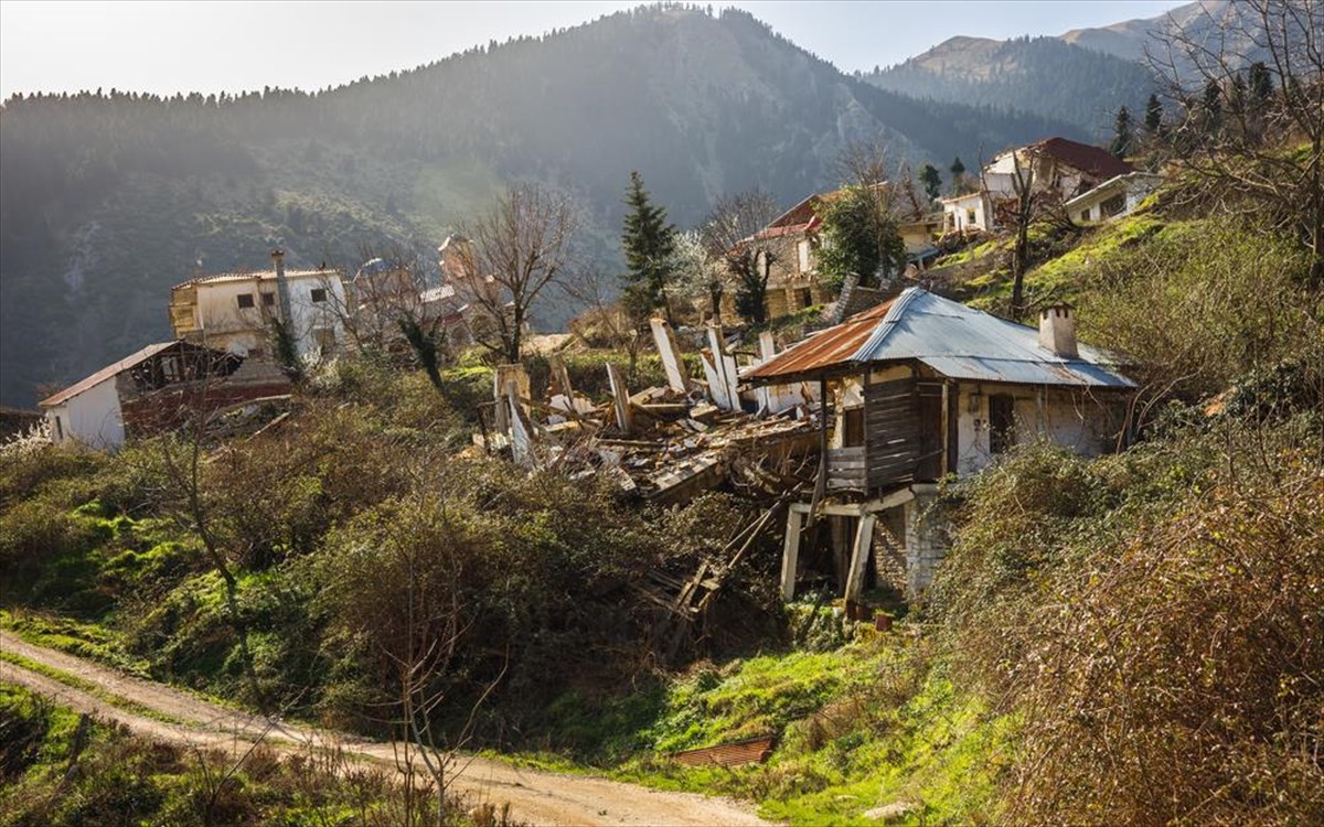 Ροπωτό: Το χωριό που χάνεται αργά μέσα στη γη