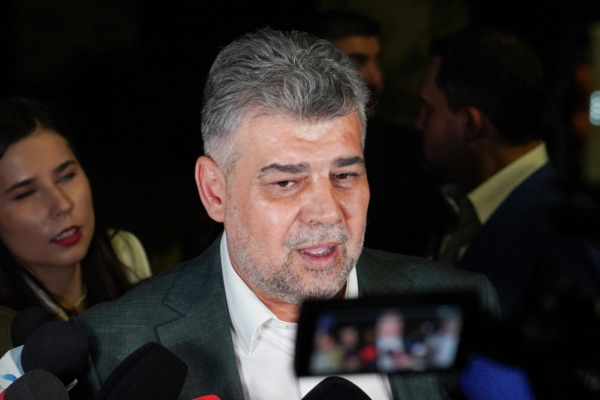 Ρουμανία: Ο πρωθυπουργός Τσιολάκου εξετάζει το ενδεχόμενο παραίτησης μετά τη νίκη της ακροδεξιάς στον α΄γύρο των προεδρικών εκλογών