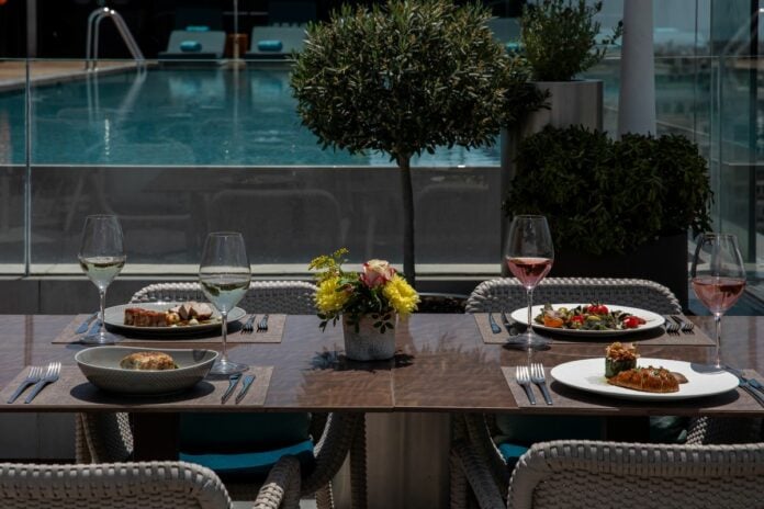 Athens Capital Hotel – MGallery Collection: το καλοκαιρινό μενού του Mappemonde Restaurant Bar & Lounge