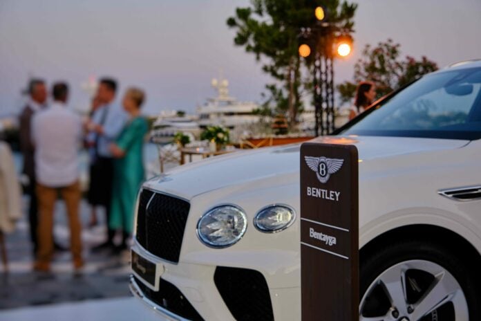 Η Bentley στην Αθηναϊκή Ριβιέρα: Ένα κομψό «ταξίδι» πολυτελείας