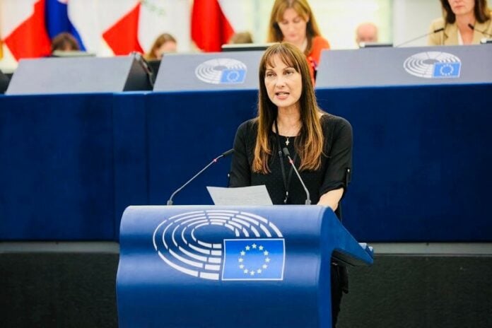 Σημαντικές τροπολογίες της Έλενας Κουντουρά υιοθετήθηκαν για τη στήριξη των νησιών, τη στέγαση και το βιώσιμο τουρισμό