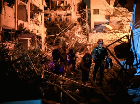 Διασώστες απομακρύνουν τραυματίες από κτίριο στο κέντρο του Ισραήλ έπειτα από πλήγμα ιρανικού πυραύλου