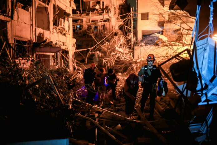 Διασώστες απομακρύνουν τραυματίες από κτίριο στο κέντρο του Ισραήλ έπειτα από πλήγμα ιρανικού πυραύλου