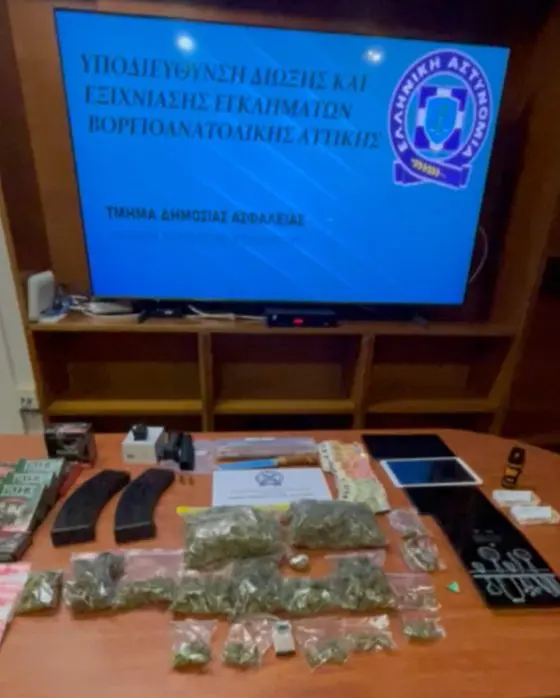 Βίντεο: Επ’ αυτοφώρω συλλήψεις για αγοραπωλησία ναρκωτικών στη Νέα Μάκρη