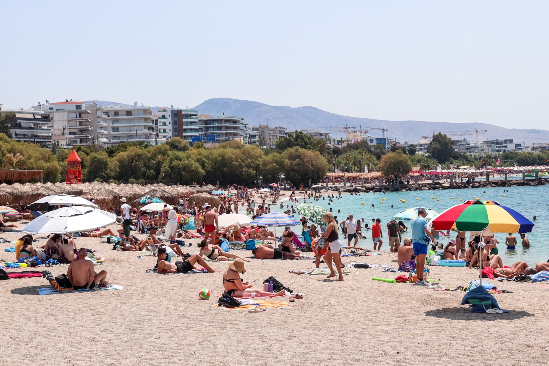 Τριήμερο με γεμάτες παραλίες