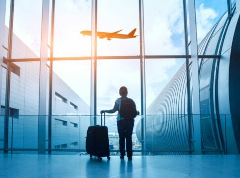 Ταξιδώτης μόνος με βαλίτσα και ένα αεροπλάνο
