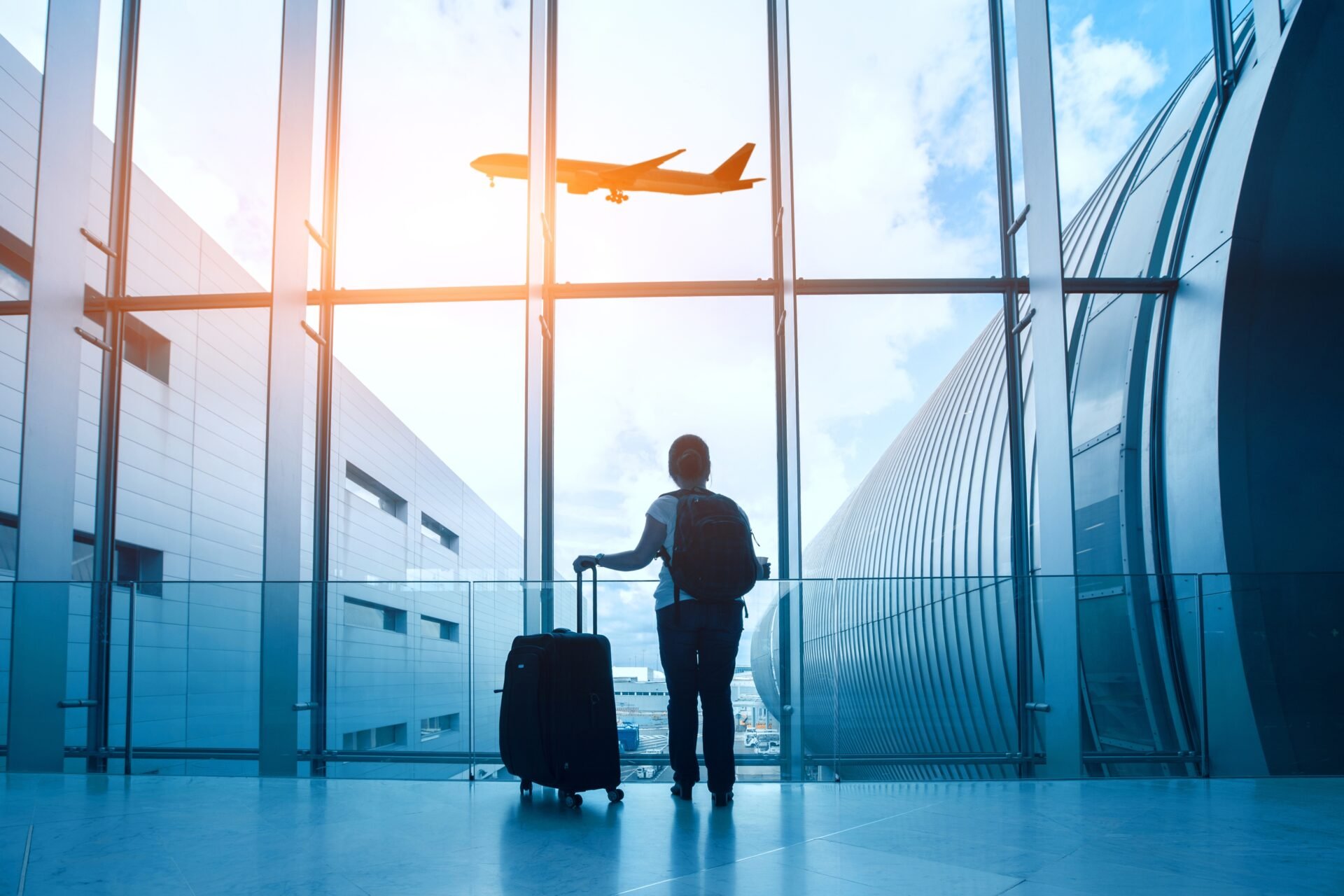 Ταξιδώτης μόνος με βαλίτσα και ένα αεροπλάνο