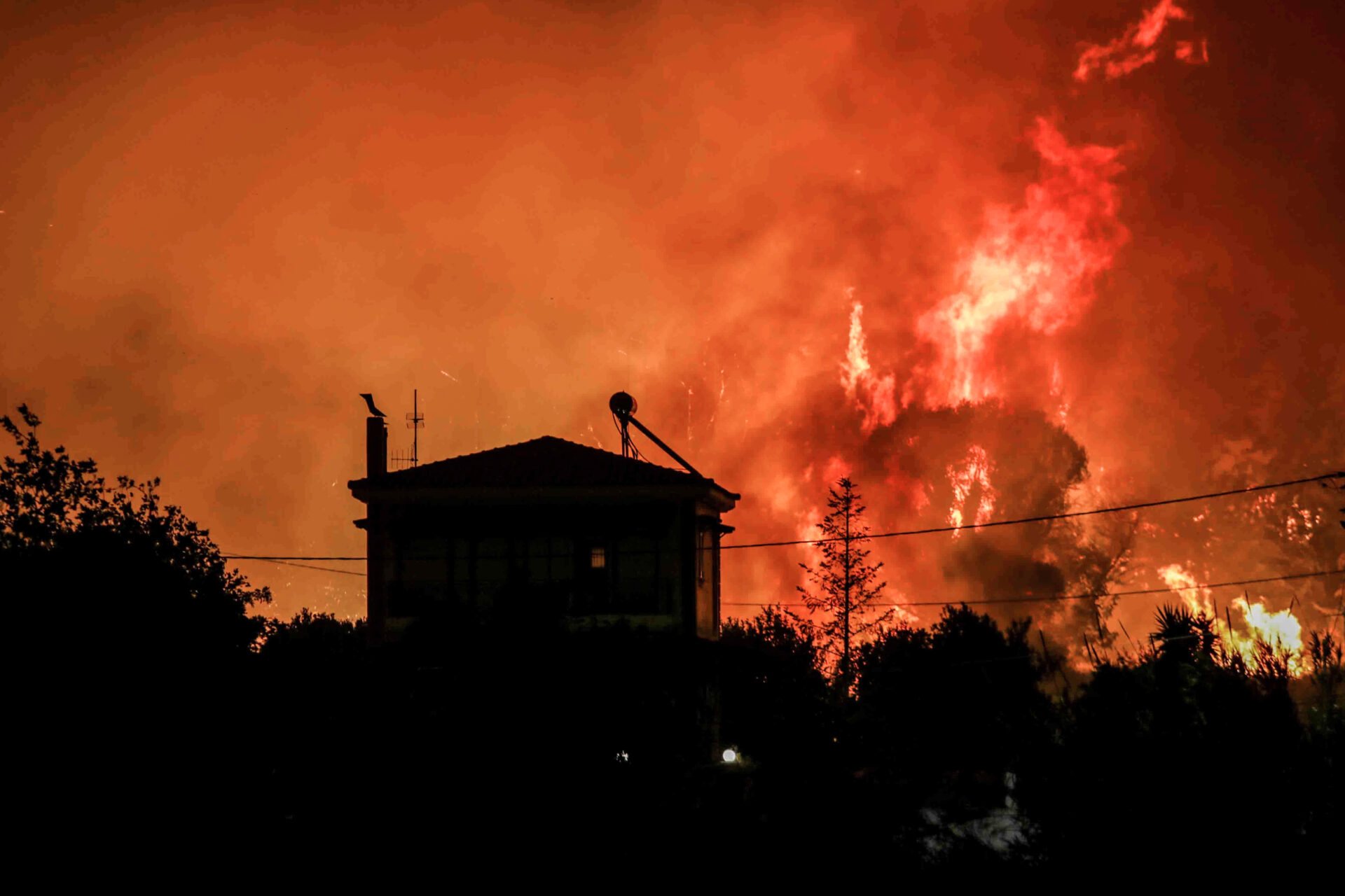 Η χώρα στις φλόγες