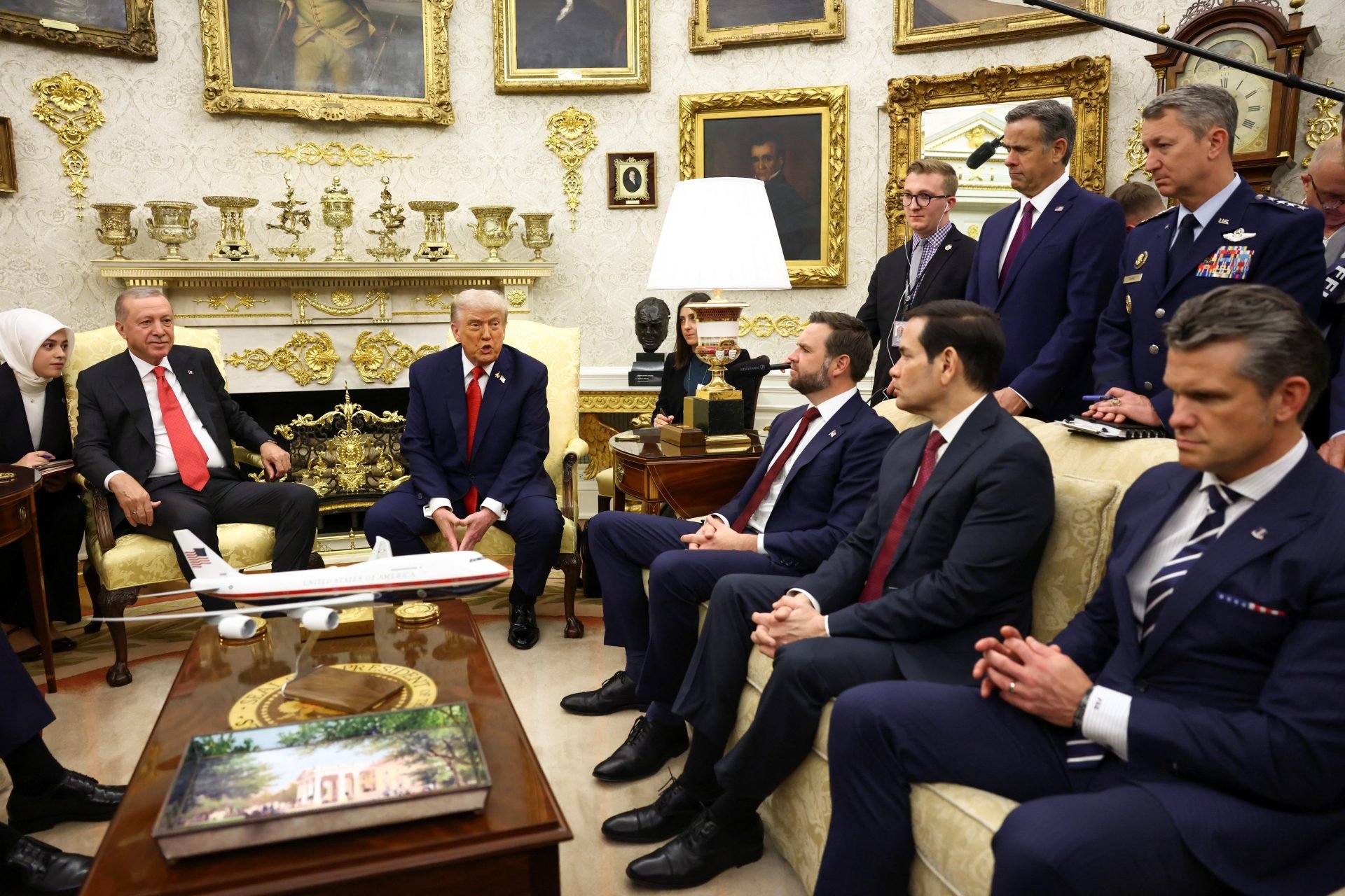 Τραμπ σε Ερντογάν: «Είσαι πολύ ουδέτερος» με τη Ρωσία – «Σιωπηλός» ο Τούρκος πρόεδρος στις ερωτήσεις δημοσιογράφων