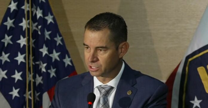 Συνεχίζεται το ανθρωποκυνηγητό για τον εντοπισμό του δράστη.