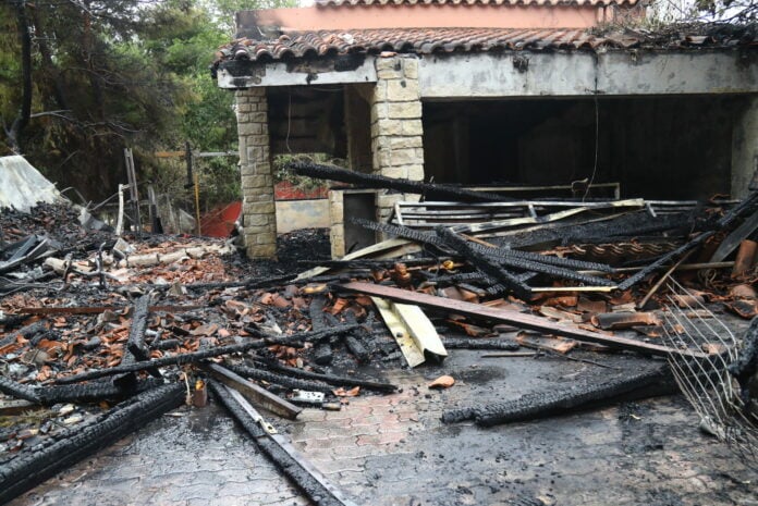 Πυρκαγιά κατέστρεψε καφετέρια στην Αττική