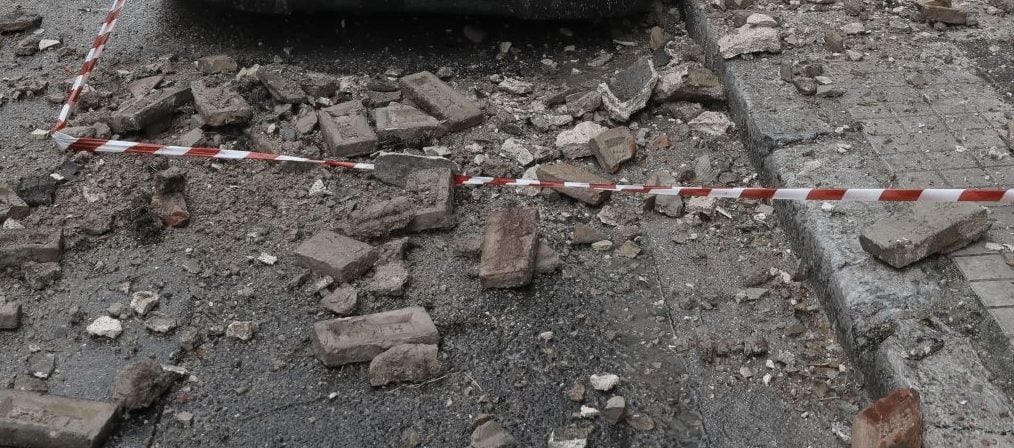 Αναστάτωση στο Ηράκλειο: Κατέρρευσε τμήμα μπαλκονιού στο κέντρο της πόλης 