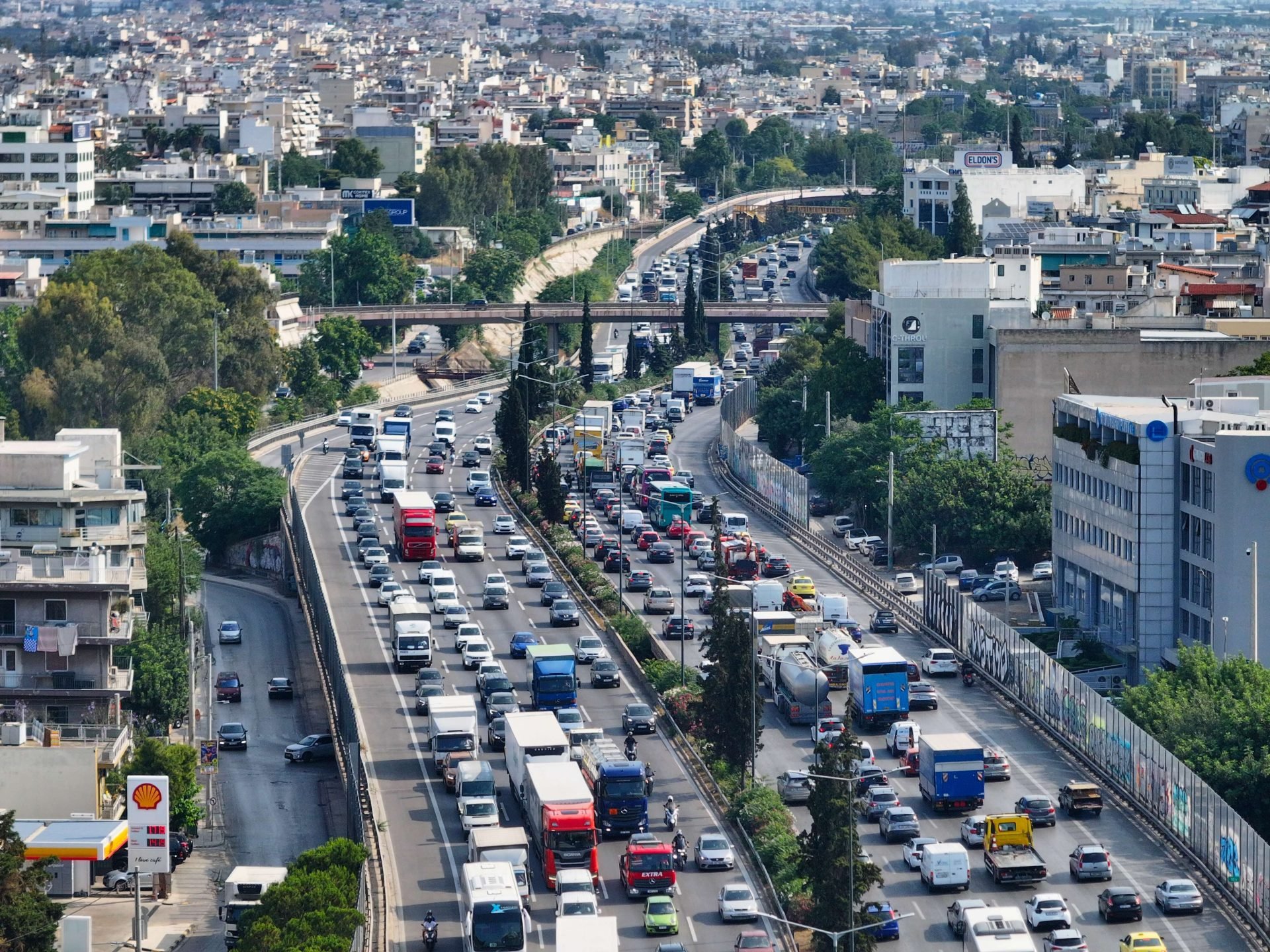 Κίνηση στους δρόμους: Ουρές χιλιομέτρων στην κάθοδο του Κηφισού – Χύθηκαν λάδια από λεωφορείο