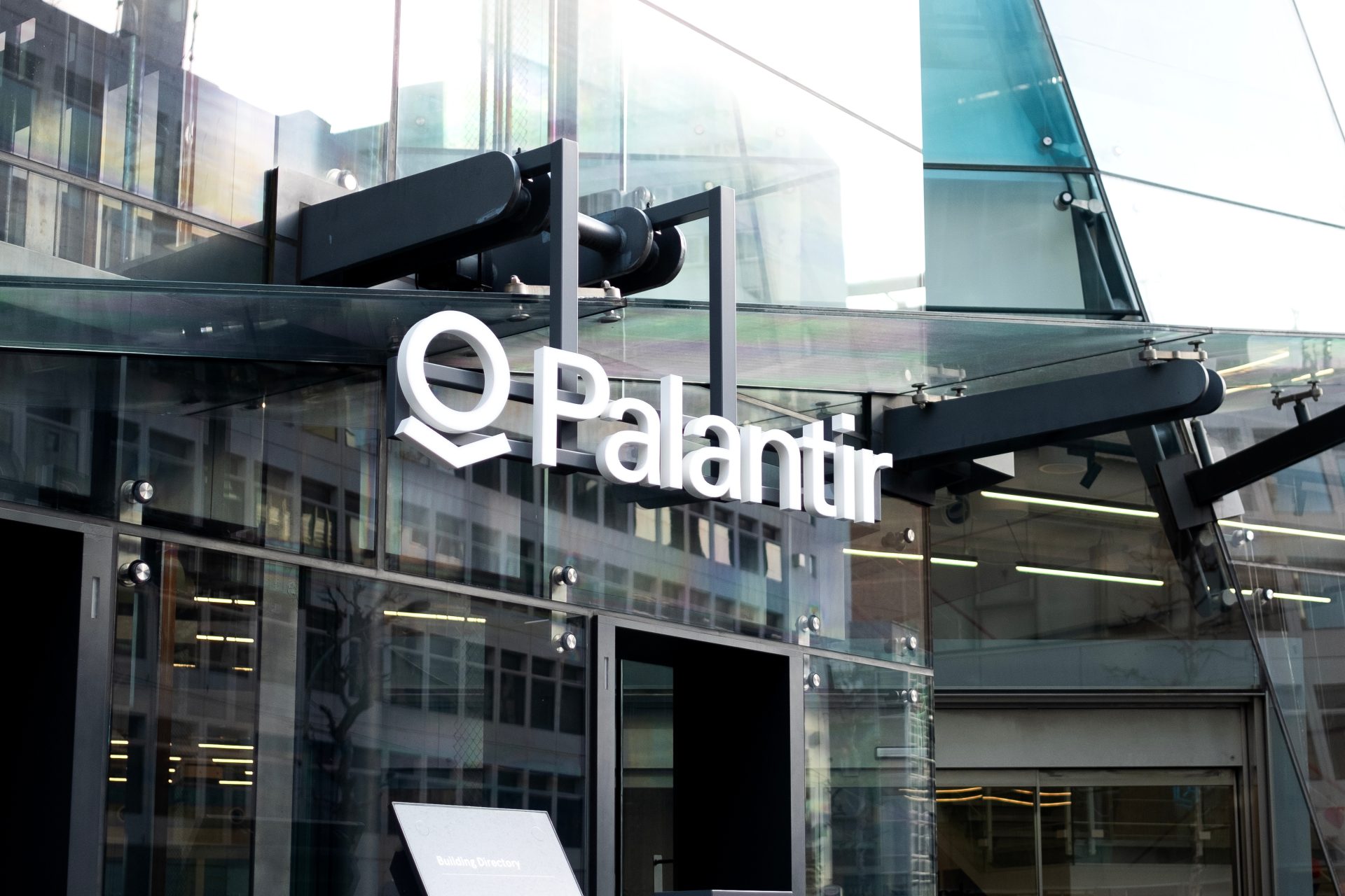 Οι κύκλοι της εξουσίας και το «μάτι» της Palantir: Πώς ο Πίτερ Τιλ έγινε αθόρυβα ο πιο ισχυρός άνθρωπος στον κόσμο