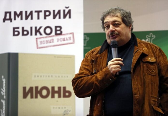 Ο Ντμίτρι Μπίκοφ κατηγορείται για εξτρεμιστικό άρθρο και διασπορά ψευδών ειδήσεων.