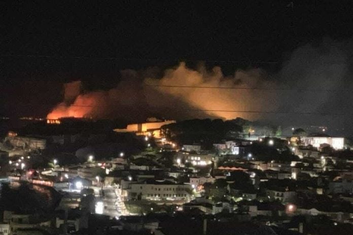 Επικίνδυνη πυρκαγιά με ισχυρούς ανέμους στην περιοχή.