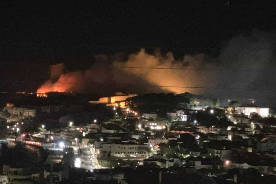 Λέσβος: Υπό μερικό έλεγχο η φωτιά στην περιοχή του κάστρου Μυτιλήνης