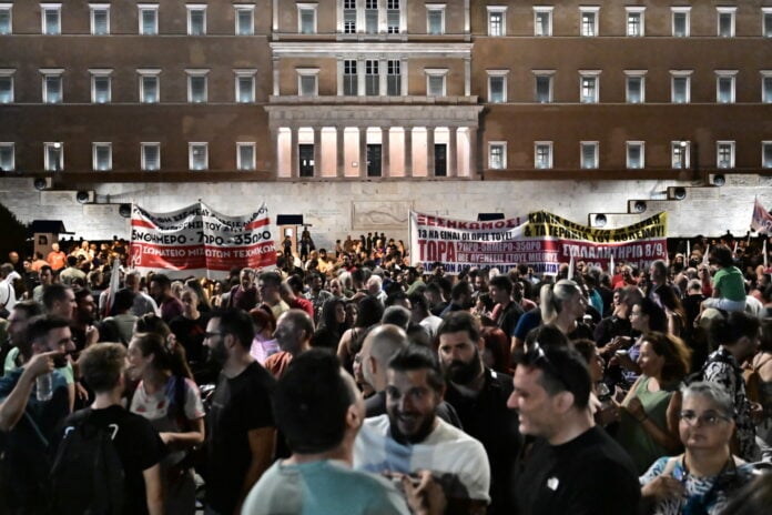 Διαμαρτυρία ενάντια στην αντεργατική πολιτική της κυβέρνησης.