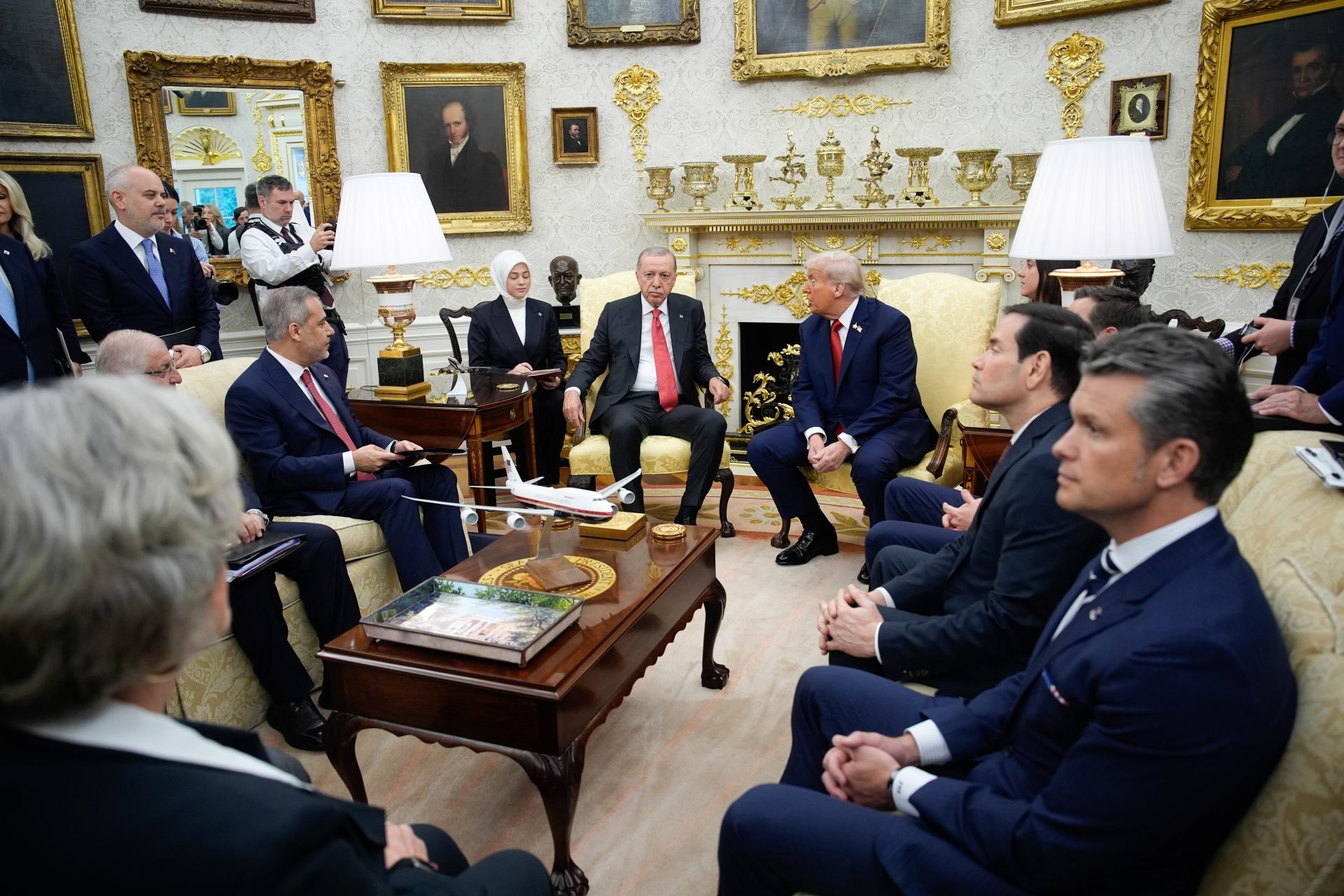 «Κόκκινο χαλί» στην …αλαζονεία