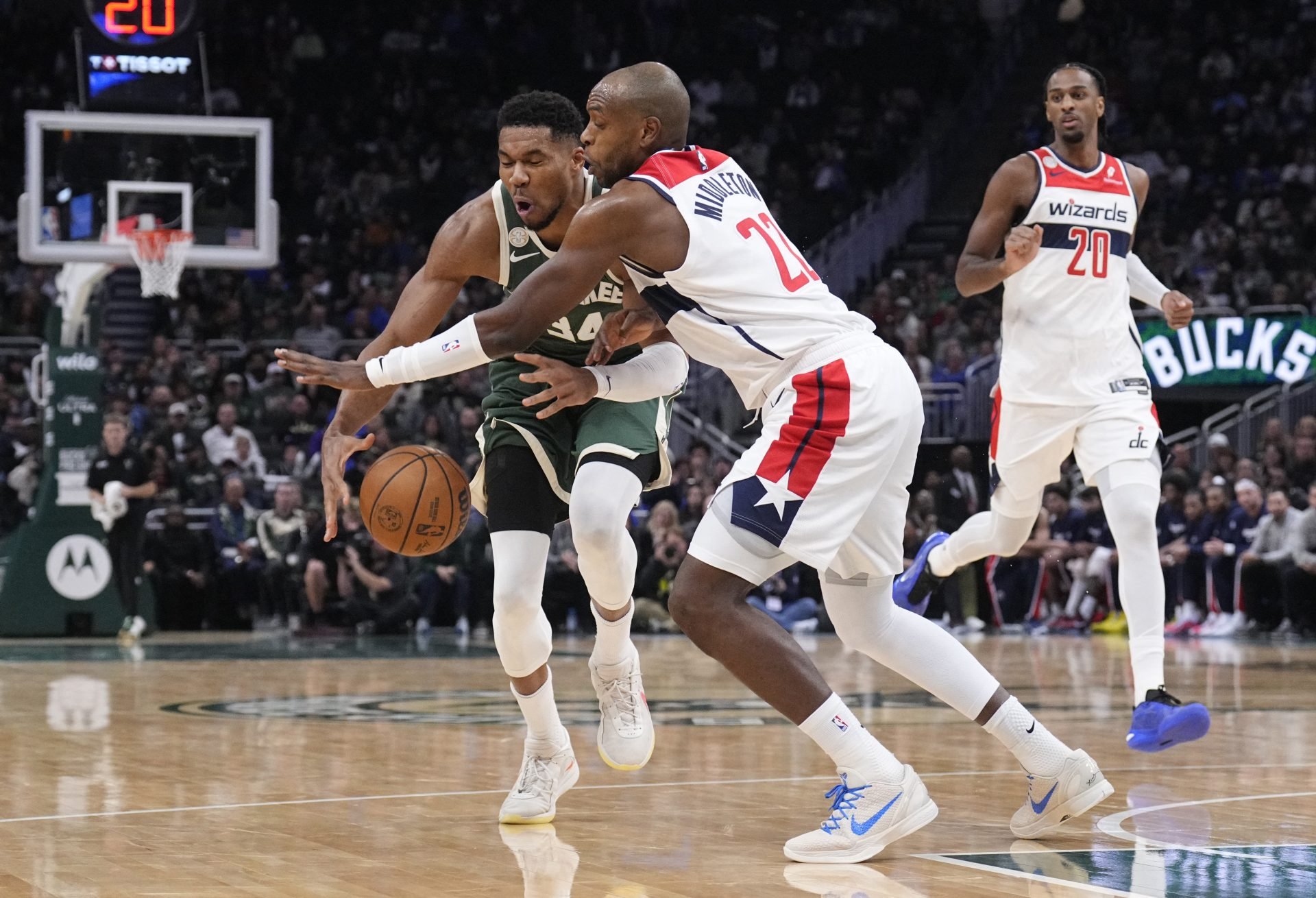 NBA: Ο Γιάννης Αντετοκούνμπο ξεκίνησε αγριεμένος