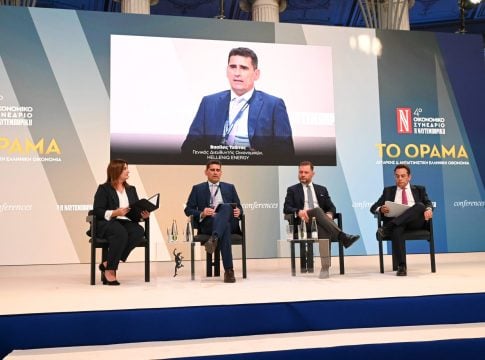 Αθανάσιος Βλαχόπουλος, Γενικός Διευθυντής, Head of Large Corporate and Wholesale Products, Τράπεζα Πειραιώς Πάνος Ξενοκώστας, Πρόεδρος και Διευθύνων Σύμβουλος, Όμιλος ONEX Shipyards & Technologies S.A. Βασίλης Τσάιτας, Γενικός Διευθυντής Οικονομικών, HELLENiQ ENERGY