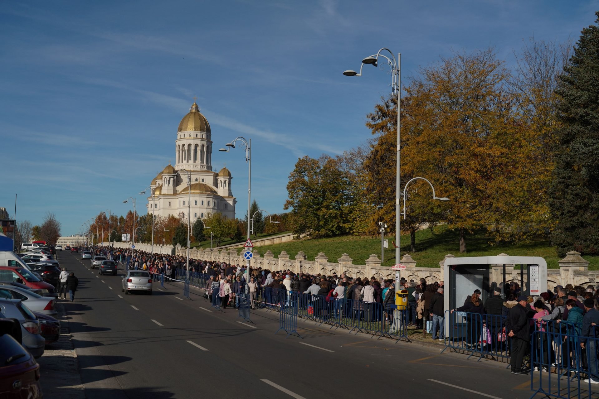 Ρουμανία: Άνοιξε η μεγαλύτερη Ορθόδοξη εκκλησία (φωτογραφίες-βίντεο) – Εκατοντάδες χιλιάδες στην ουρά για να προσκυνήσουν