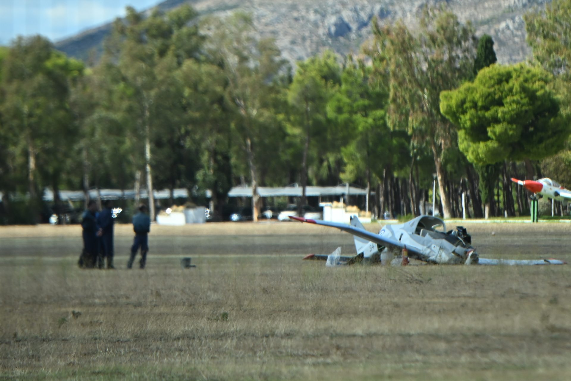 Τατόι: Εκπαιδευτικό αεροσκάφος βγήκε από τον διάδρομο την ώρα της απογείωσης – Στο νοσοκομείο οι 2 χειριστές
