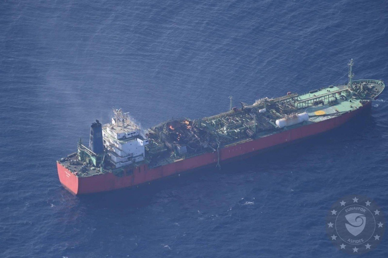 Κόλπος του Άντεν: Το δεξαμενόπλοιο LNG παραμένει φλεγόμενο και παρασύρεται ακυβέρνητο
