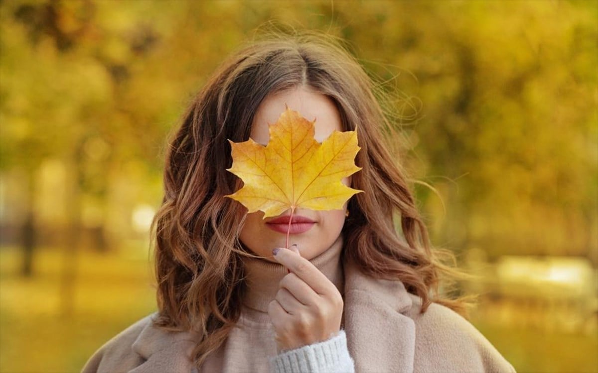 Μαλλιά φθινοπώρου: Πώς να αποφύγετε ξηρότητα και φριζάρισμα