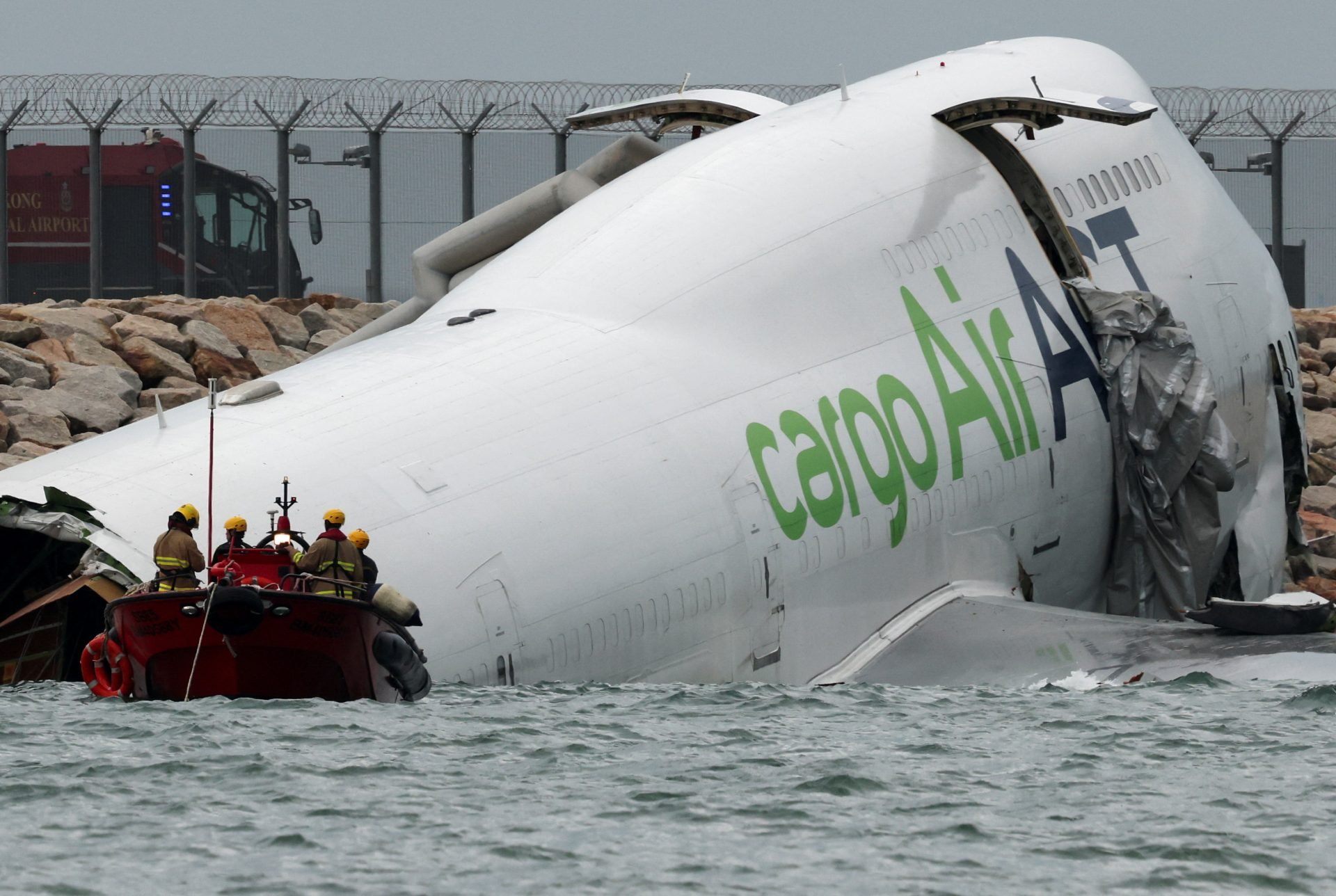 Τραγωδία στο αεροδρόμιο του Χονγκ Κονγκ: Cargo της Emirates προσέκρουσε σε όχημα και κατέληξε στη θάλασσα – 2 νεκροί (βίντεο)
