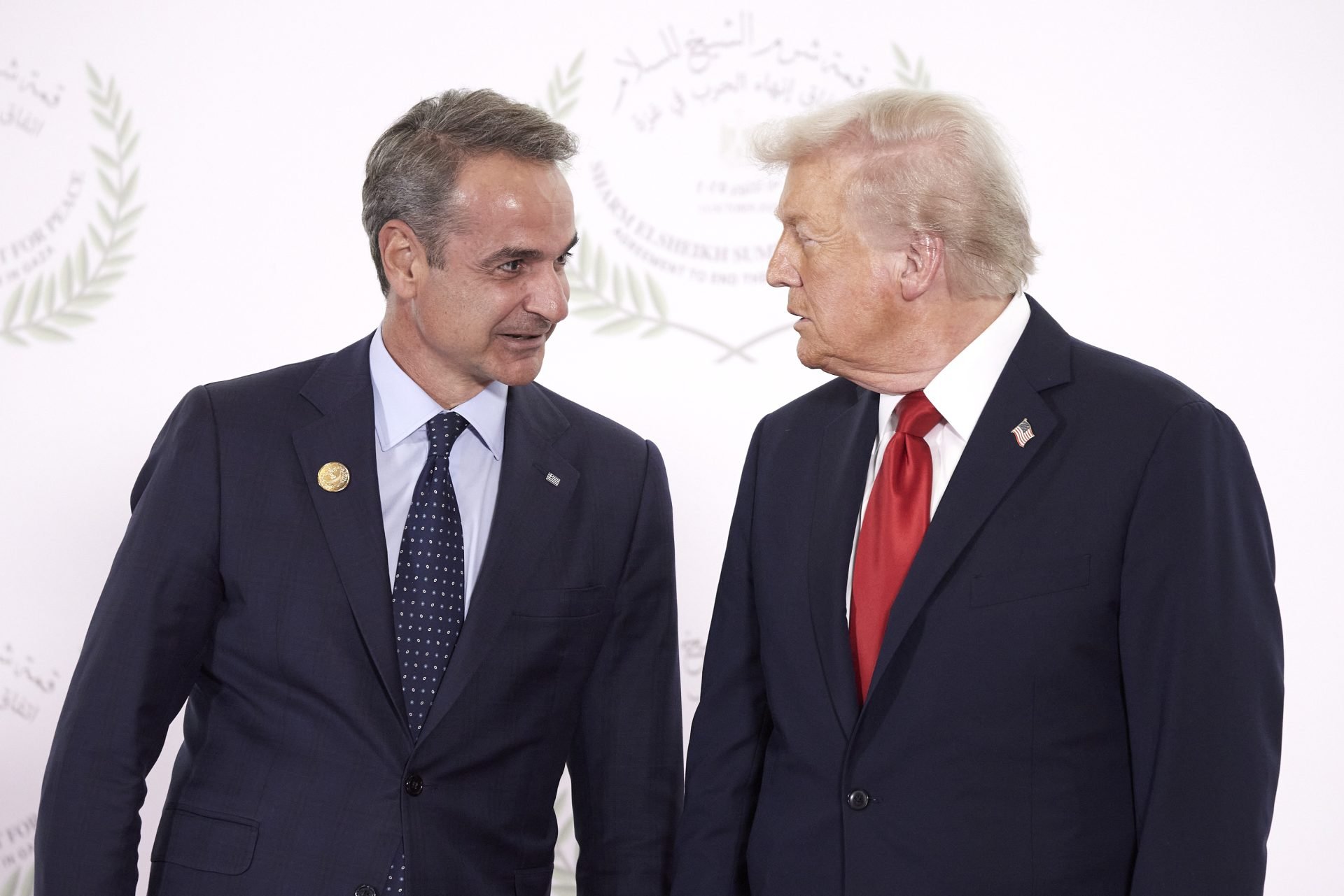 Τετ-α-τετ Μητσοτάκη με Τραμπ στο περιθώριο της Συνόδου για τη Γάζα στην Αίγυπτο