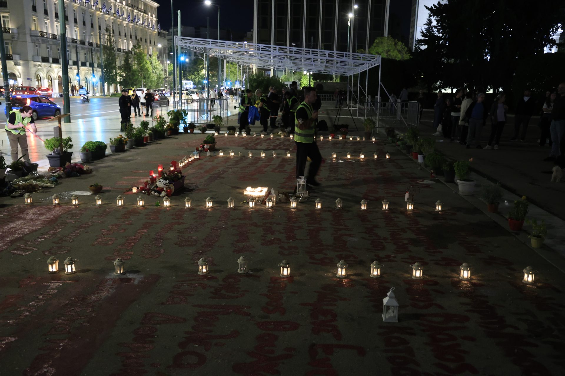 Σύνταγμα: Εργασίες καθαρισμού από την ομάδα «Μέχρι Τέλους» – Επί τόπου Π. Ρούτσι και Ζ. Κωνσταντοπούλου