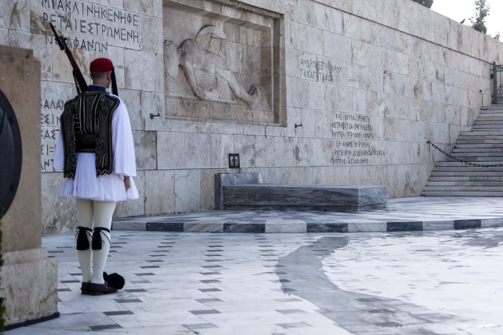 Στη Βουλή η μάχη του «Αγνώστου Στρατιώτη»: Τι προβλέπει, τι απαγορεύει η τροπολογία