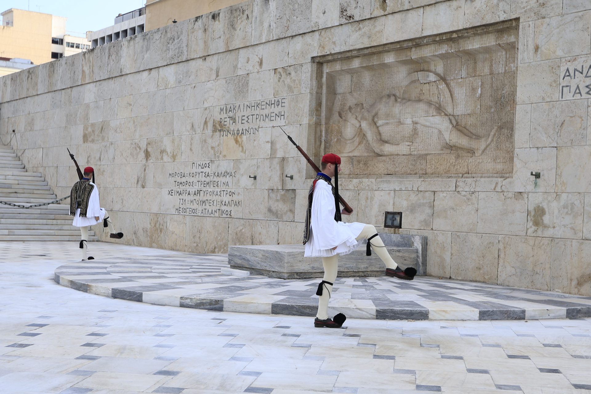 «Πεδίο μάχης» ο Άγνωστος Στρατιώτης: Αγριεύει η κόντρα – Νέα κυβερνητικά πυρά κατά Δούκα