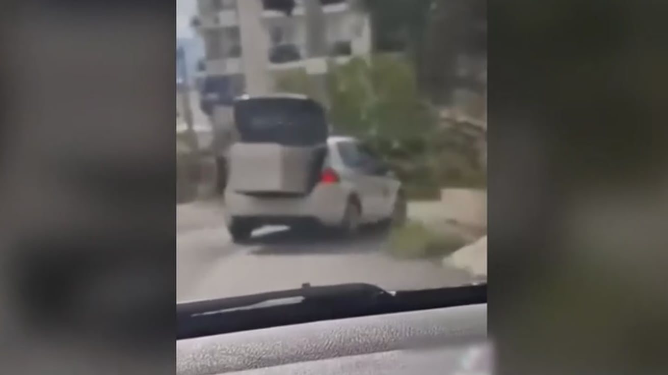 Σε διαθεσιμότητα αστυνομικός που μετέφερε ψυγείο με περιπολικό