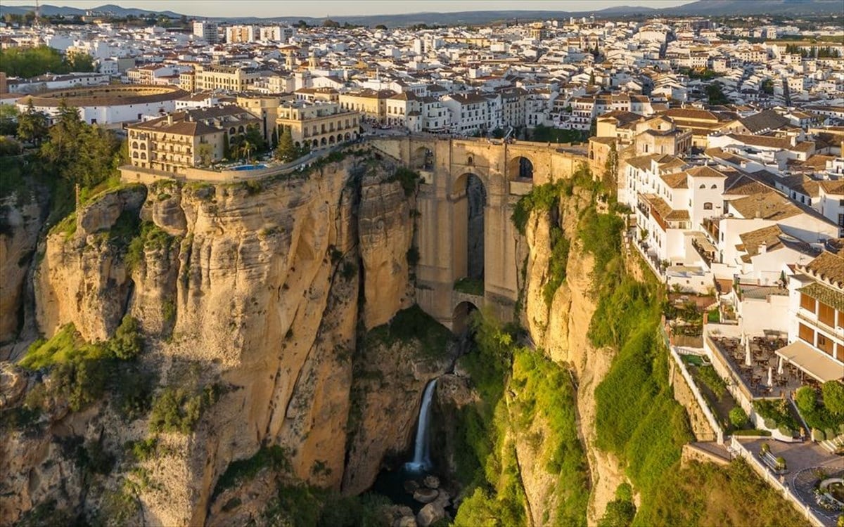 Ρόντα: Η πόλη που μοιάζει να κρέμεται στο κενό