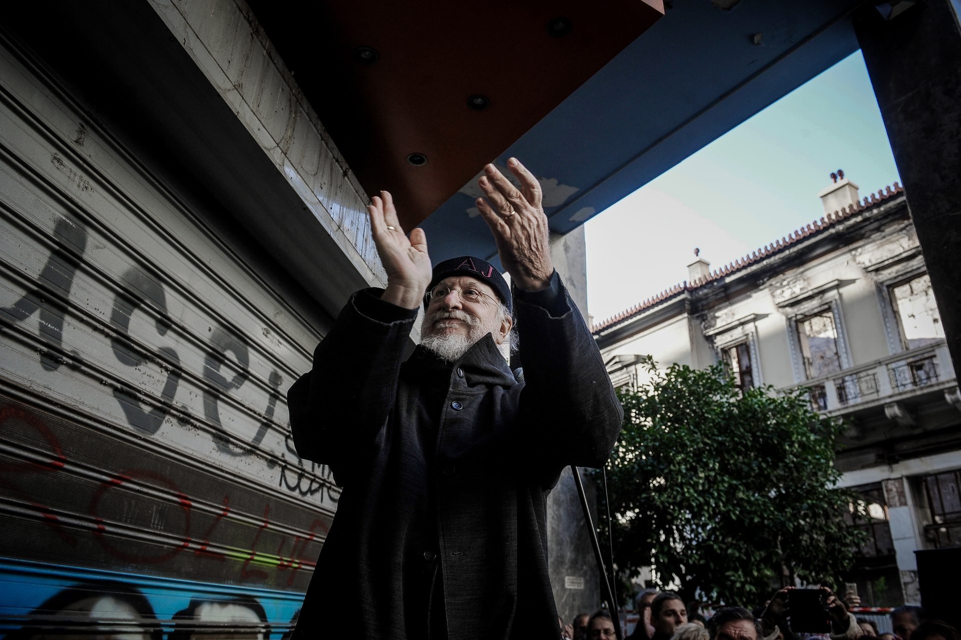 Σ’αυτόν τον τόπο όσοι αγαπούνε τρώνε βρώμικο ψωμί