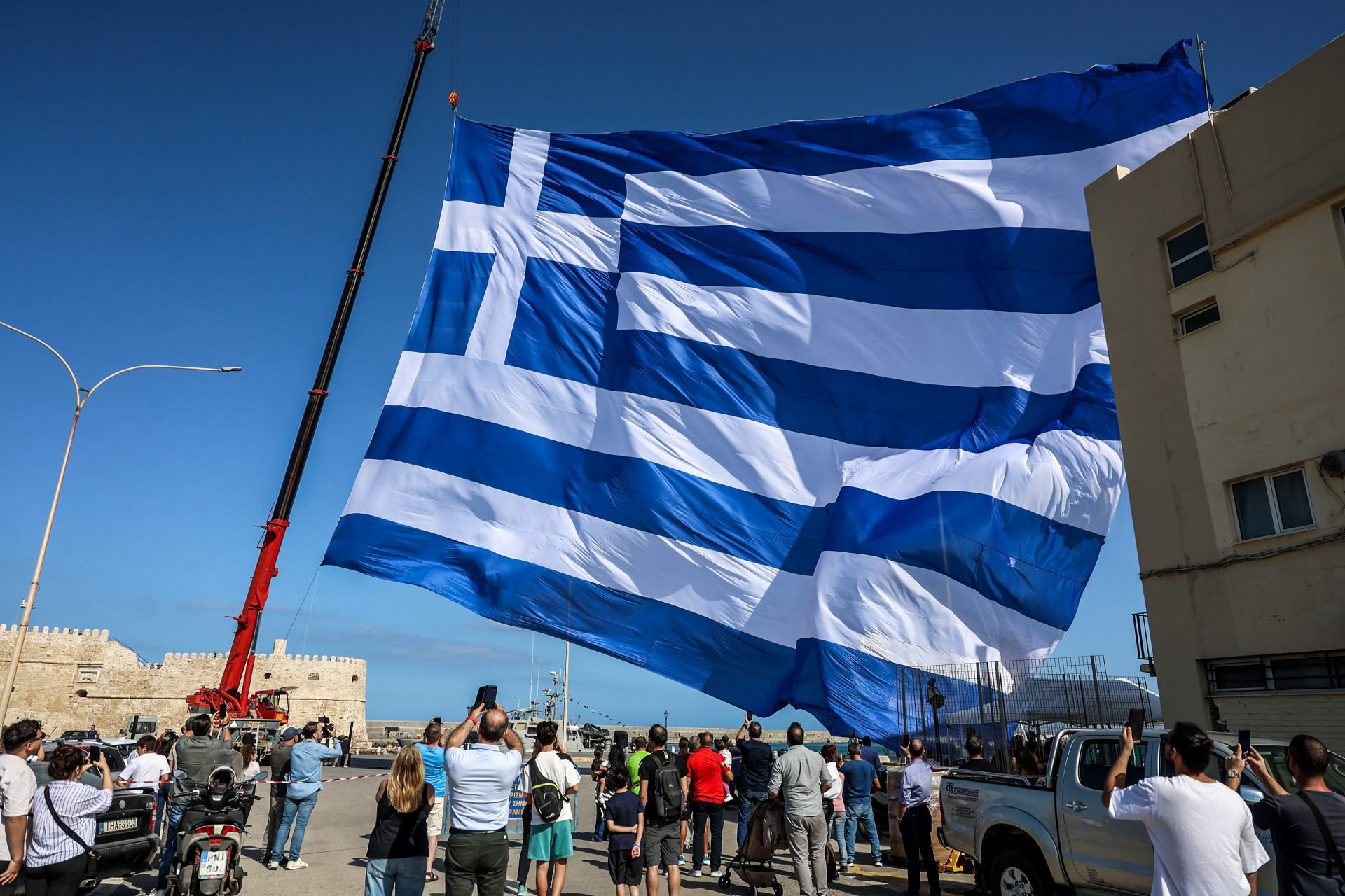 Κρήτη: Η τεράστια γαλανόλευκη σημαία των 1.440 τ.μ. κυματίζει ξανά στο λιμάνι του Ηρακλείου