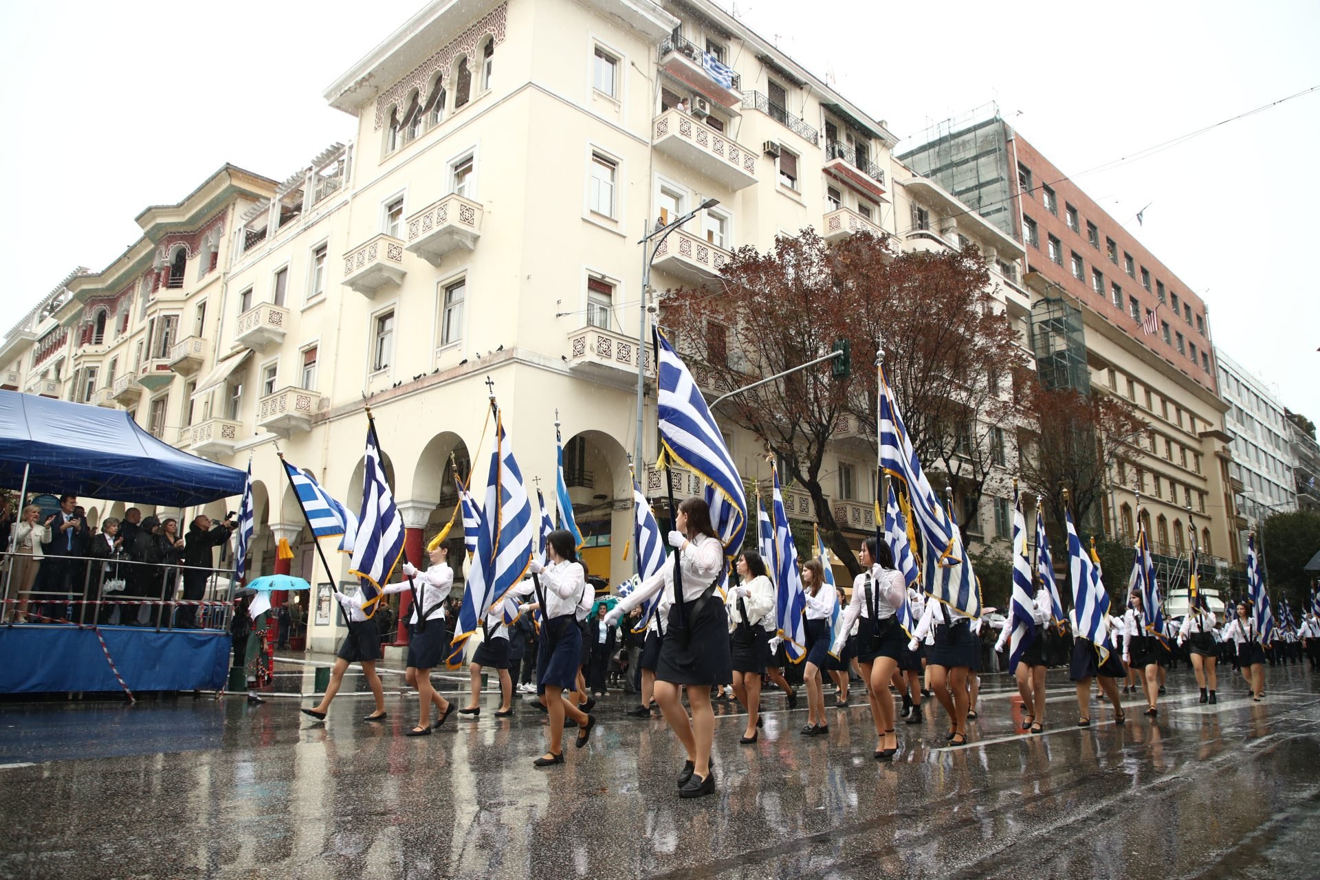 Θεσσαλονίκη: Υπό βροχή η μαθητική παρέλαση (φωτογραφίες)