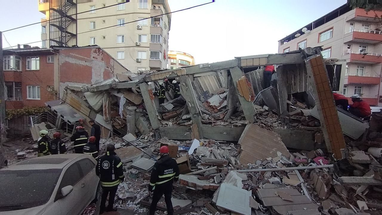 Τουρκία: Κατέρρευσε εξαώροφο κτίριο στην πόλη Γκέμπτζε – Φόβοι για παγιδευμένους