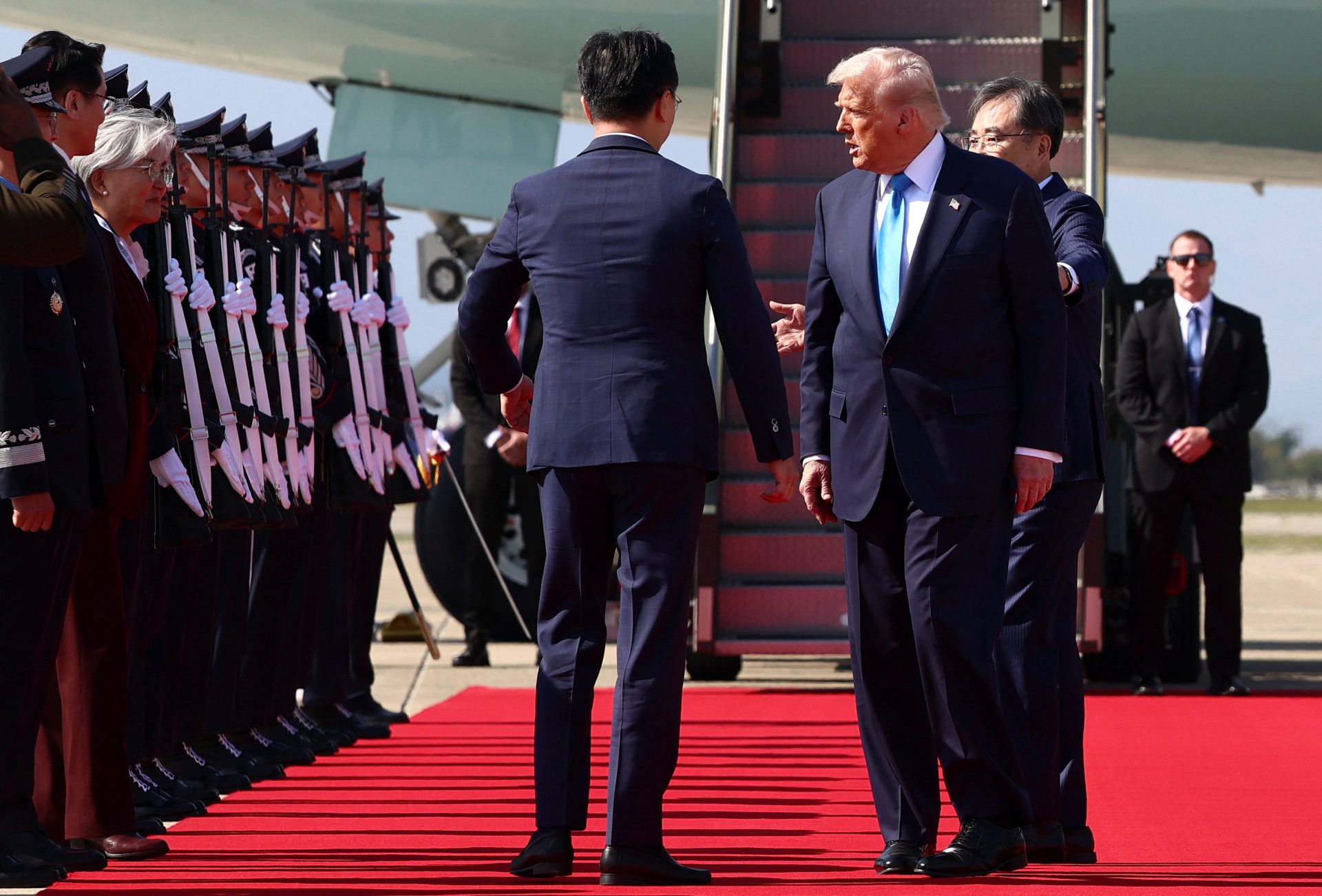 Η Νότια Κορέα στρώνει το κόκκινο χαλί για τον Τραμπ – Με κρασί από το Trump Winery και δώρο βασιλικό στέμμα