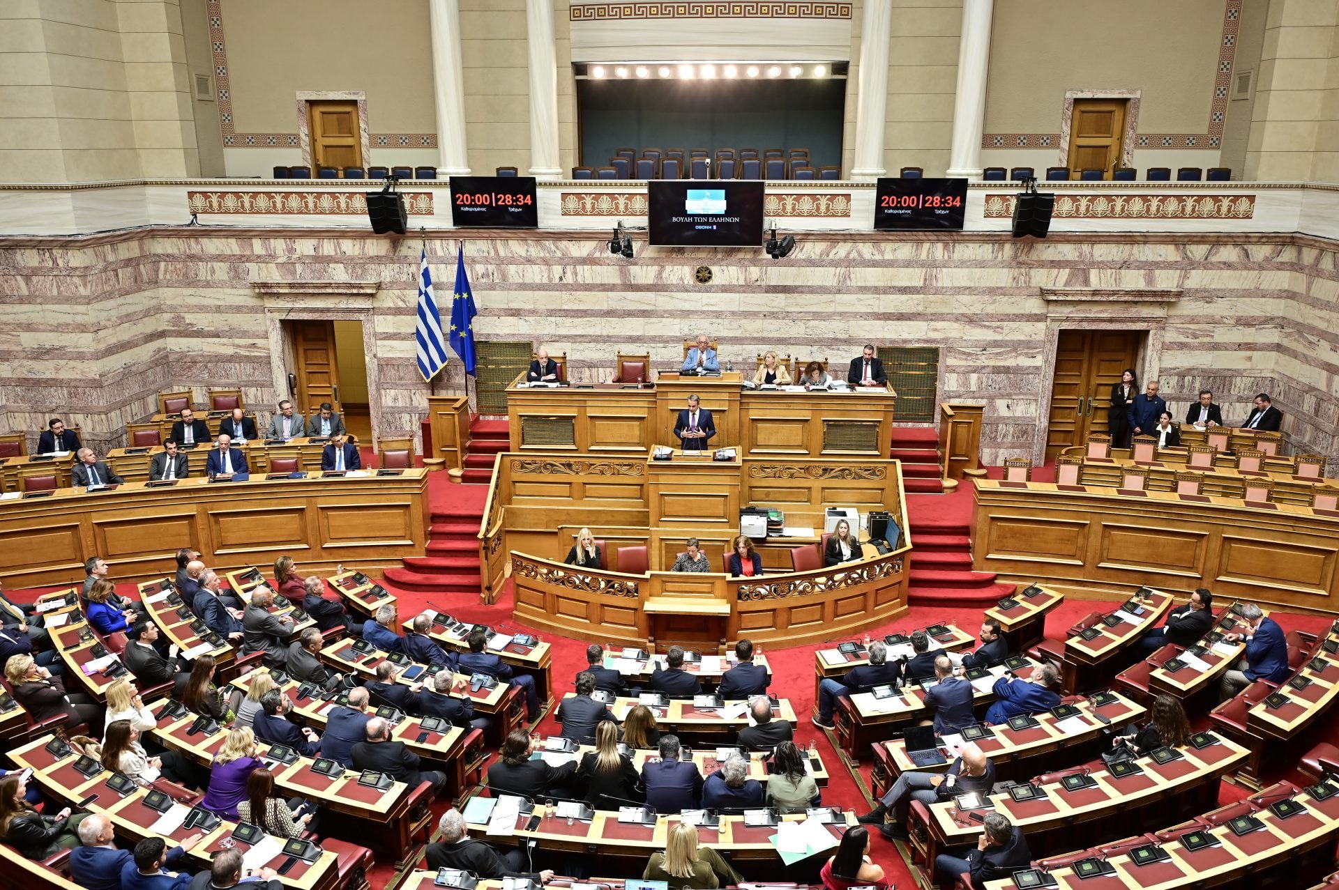 Βουλή: Στο κόκκινο η πολιτική αντιπαράθεση, ενδοκυβερνητικές τριβές από τη διαφοροποίηση Δένδια 