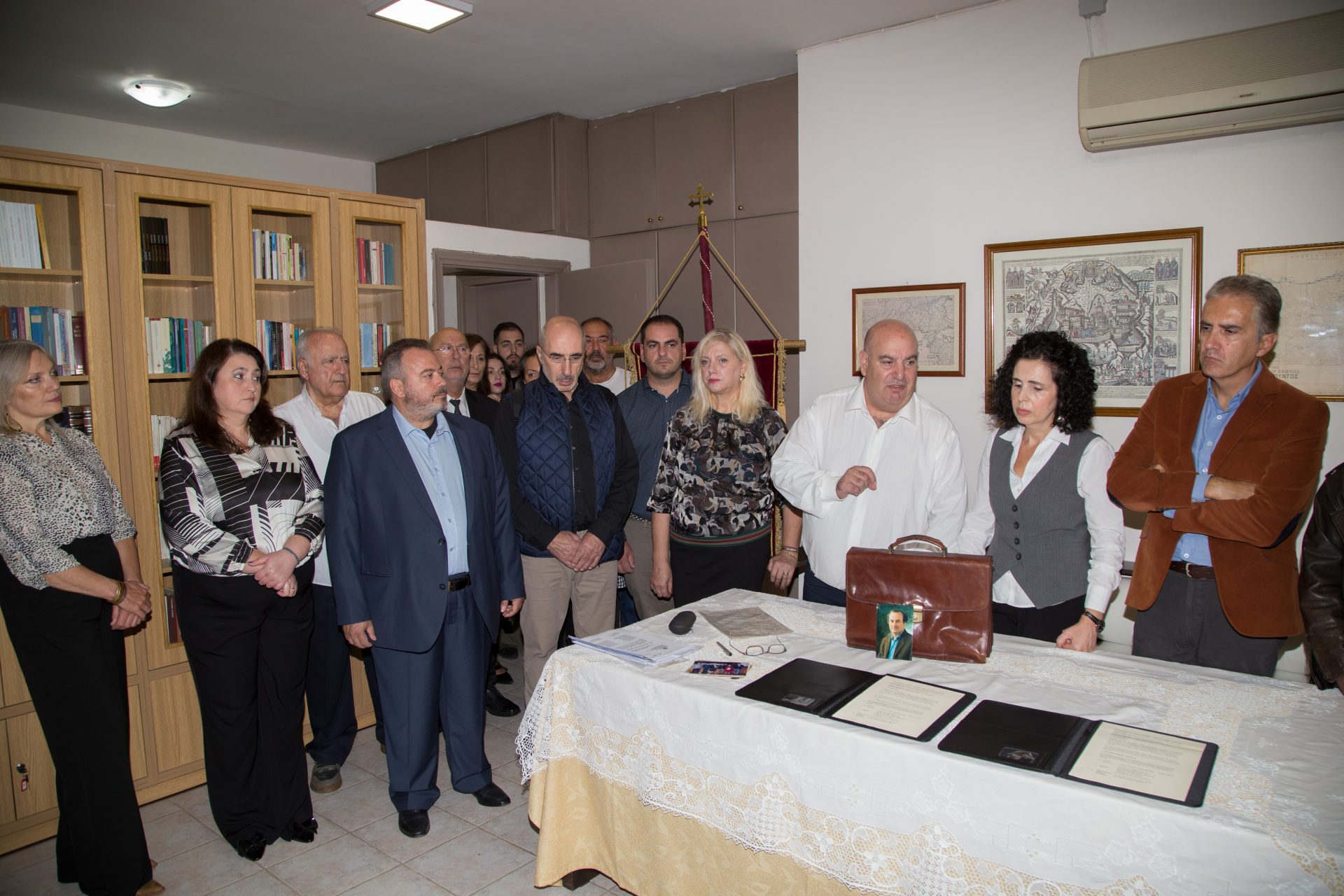 Η οικογένεια του Μιχάλη Χαραλαμπίδη δωρίζει στην Ένωση Ποντίων Σουρμένων σημαντικό μέρος της προσωπικής βιβλιοθήκης του