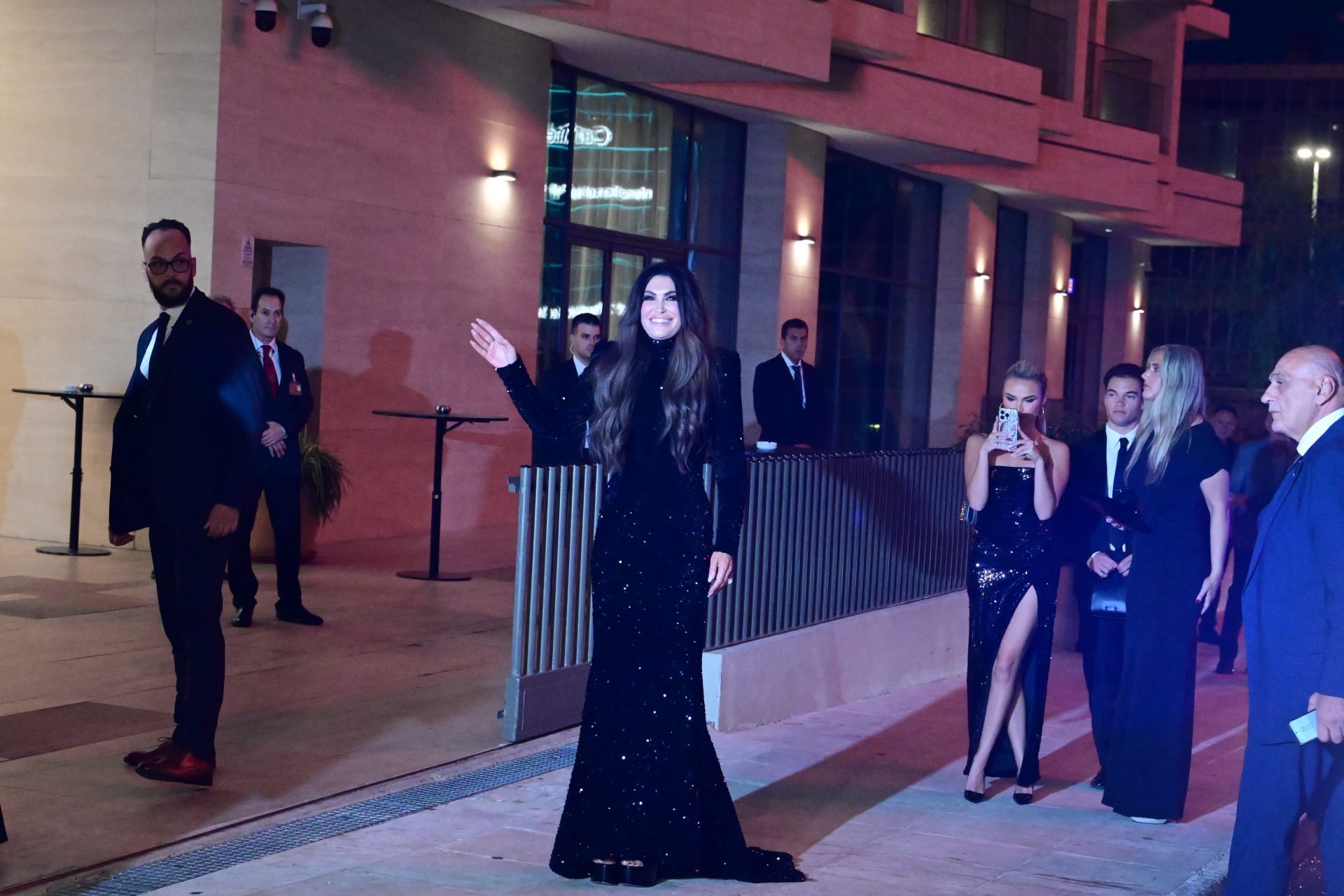 Η πρώτη εμφάνιση της Κίμπερλι Γκιλφόιλ στην δεξίωση για τους Αμερικανούς πεζοναύτες (φωτογραφίες – βίντεο)