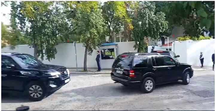 «Πάτησε» Ελλάδα η Κίμπερλι Γκιλφόιλ – Βίντεο από την άφιξη στο σπίτι της στο Κολωνάκι