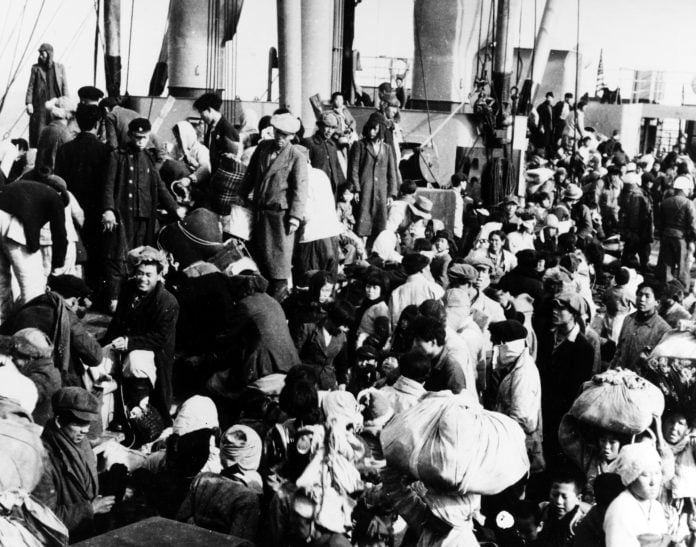 Korean_refugees_aboard_SS_Meredith_Victory_in_December_1950_(NH_95597)