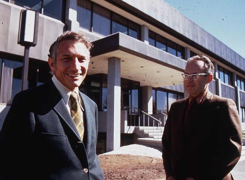 Robert Noyce - Gordon Moore