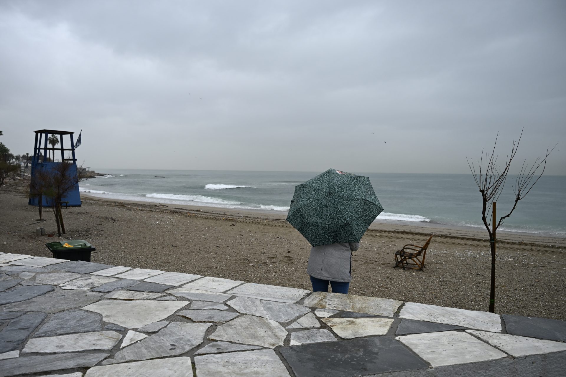Καιρός: Φθινοπωρινή Πρωτομαγιά με βροχές, χιόνια στα ορεινά, ισχυρούς ανέμους και βουτιά θερμοκρασίας έως 13 βαθμούς