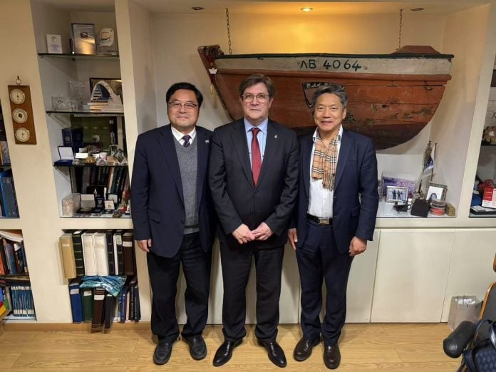 Από αριστερά, Cui Yuwei, Γιώργος Ξηραδάκης και Baochun Wang